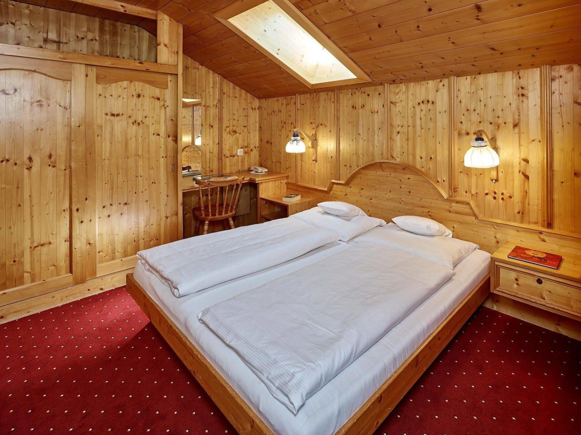 Hotel Monika ガシュルン エクステリア 写真